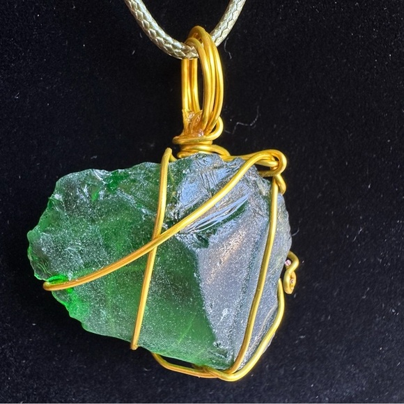 Pendant Green beach glass and Gold tone wire wrapping sea glass Necklace 5544 y - Picture 3 of 7